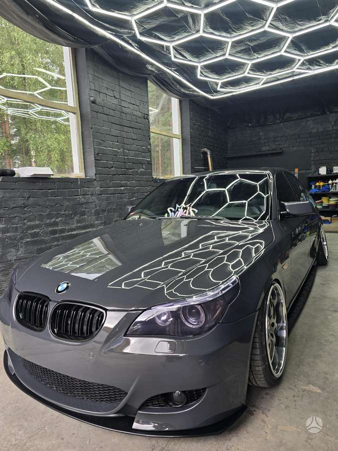 BMW 545, 4.4 l., sedanas