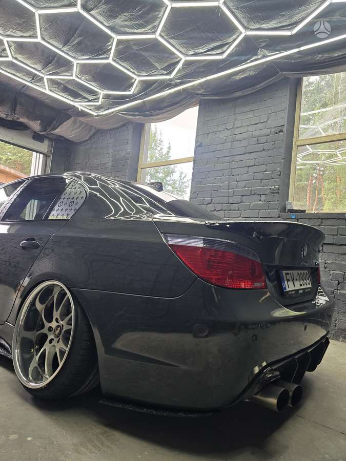 BMW 545, 4.4 l., sedanas