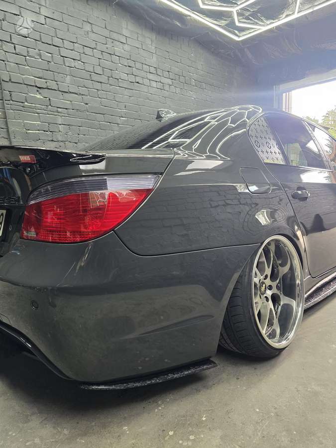 BMW 545, 4.4 l., sedanas