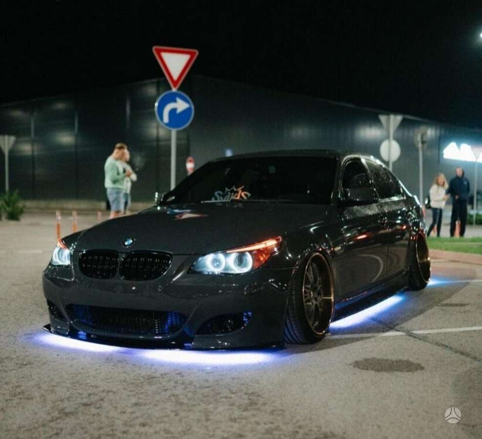 BMW 545, 4.4 l., sedanas
