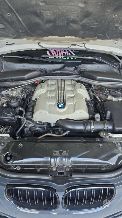 BMW 545, 4.4 l., sedanas