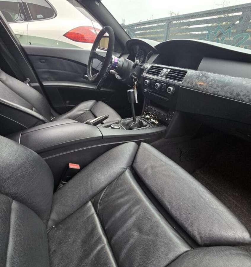 BMW 545, 4.4 l., sedanas
