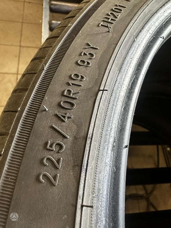 Triangle, summer 225/40 R19