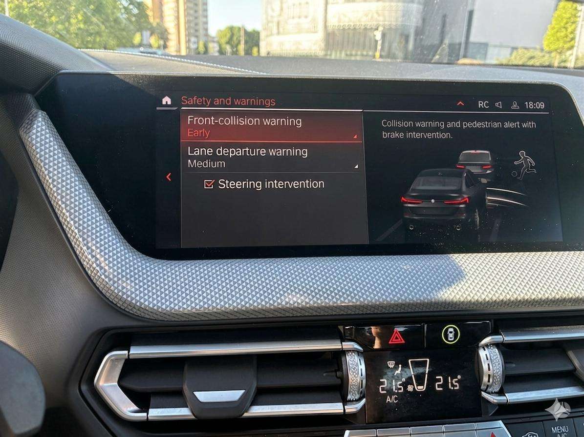 BMW 218, 1.5 l., Седан