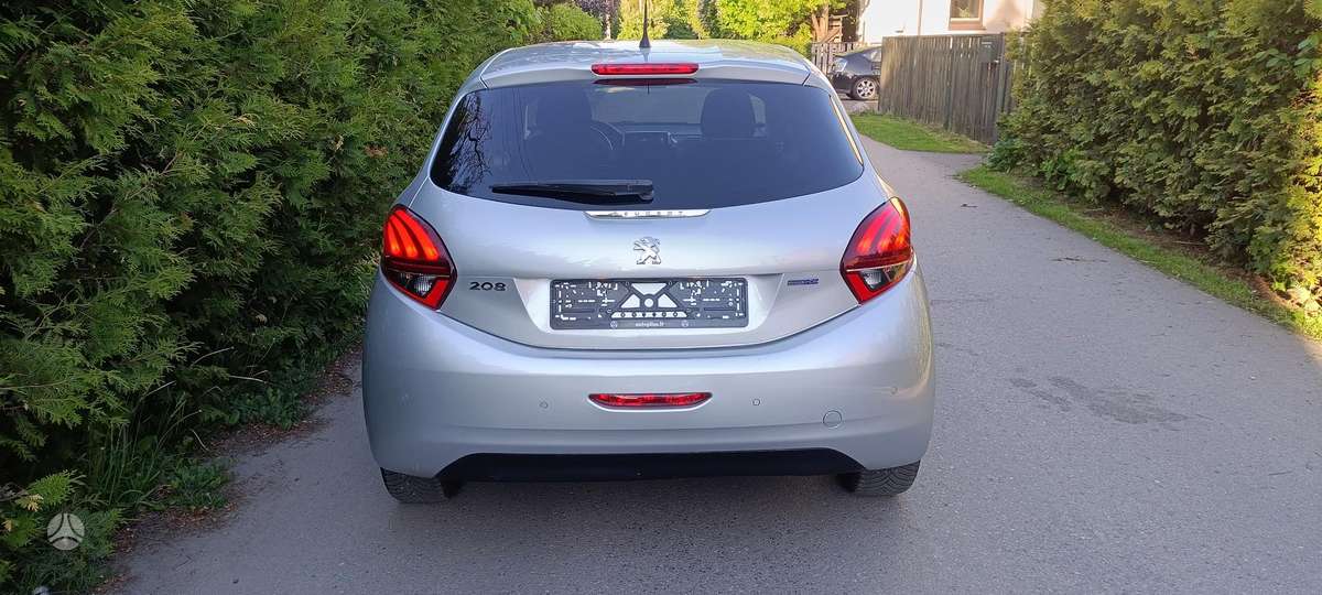 Peugeot 208 - 8