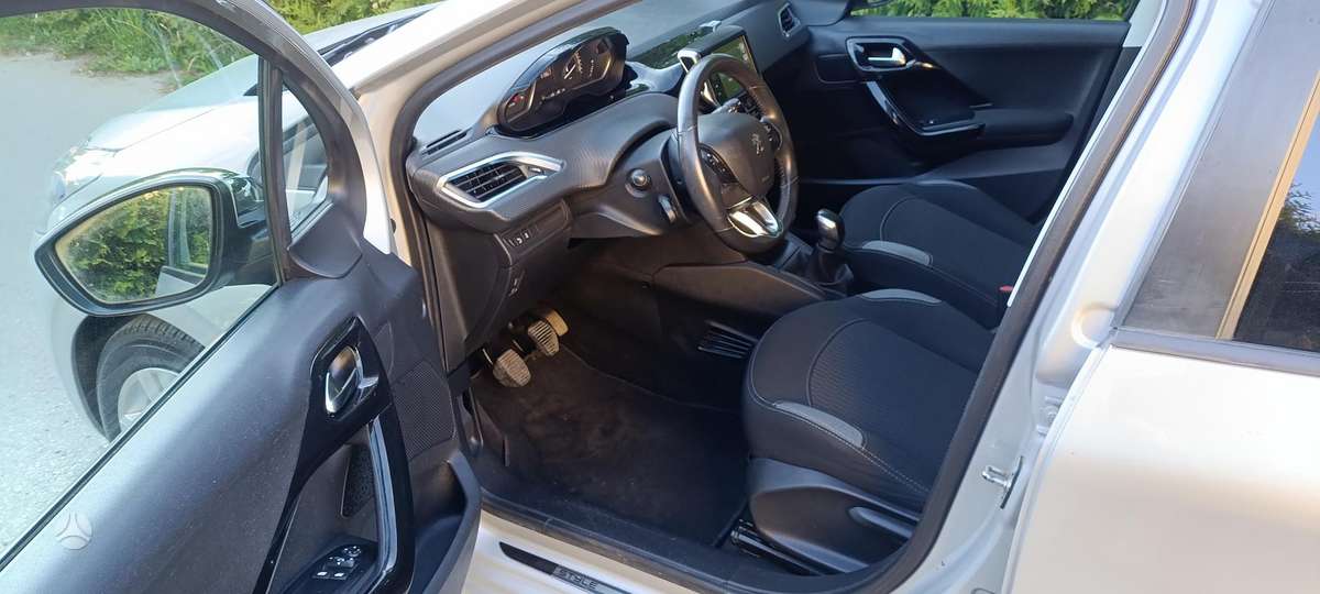 Peugeot 208 - 10