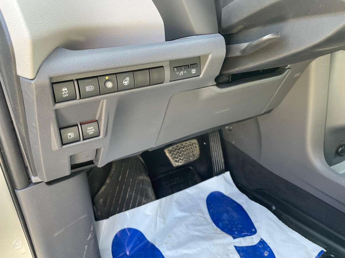 Toyota Sienna - 8