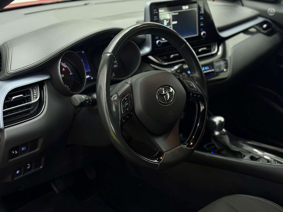 Toyota C-HR, 1.8 l., Внедорожник / Кроссовер