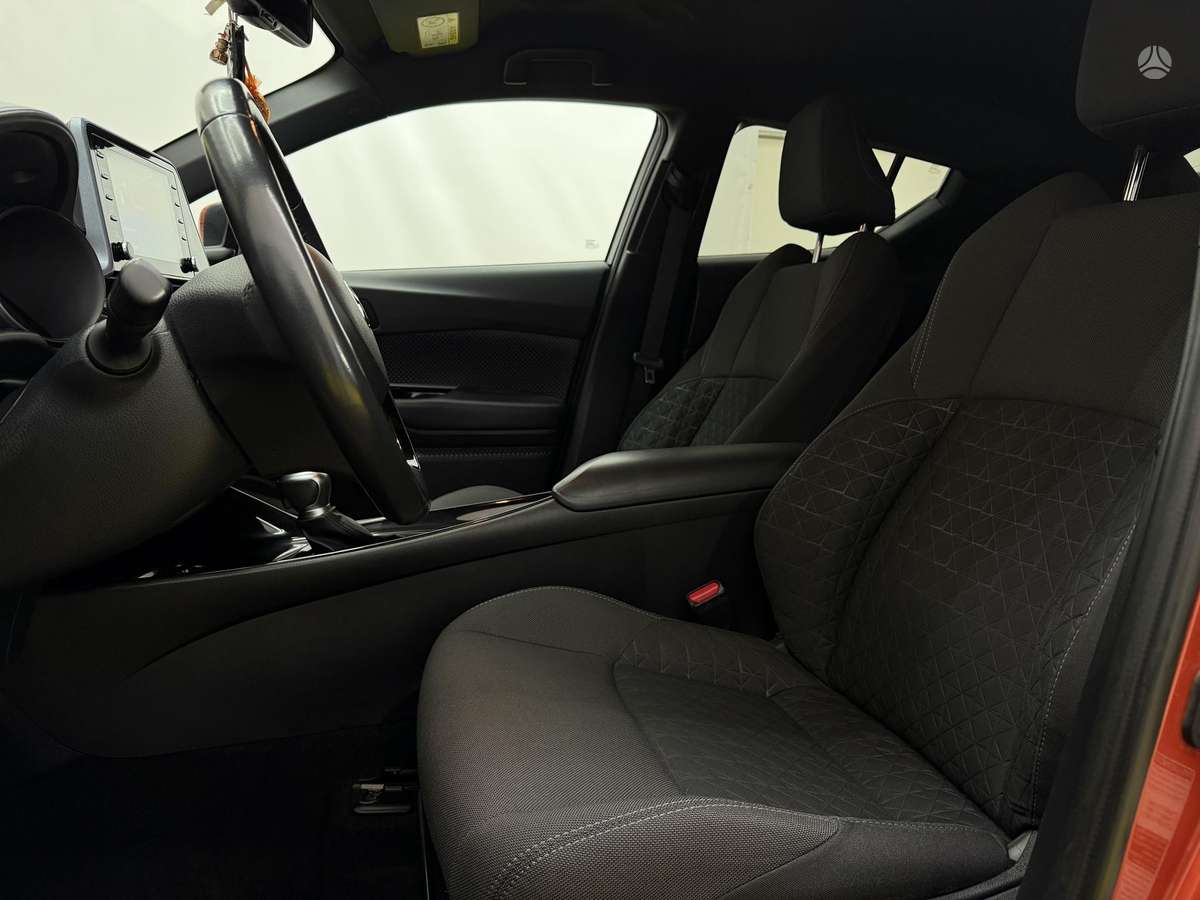 Toyota C-HR, 1.8 l., Внедорожник / Кроссовер