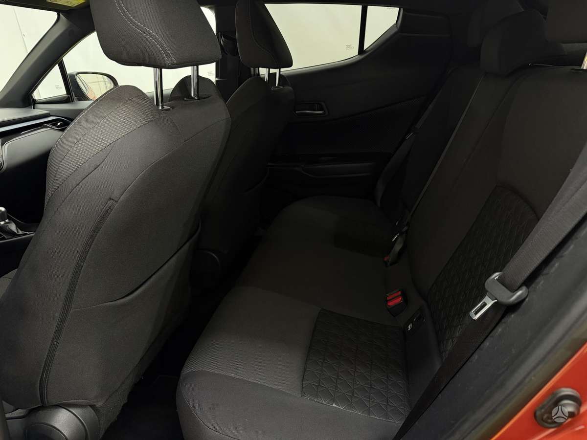 Toyota C-HR, 1.8 l., Внедорожник / Кроссовер
