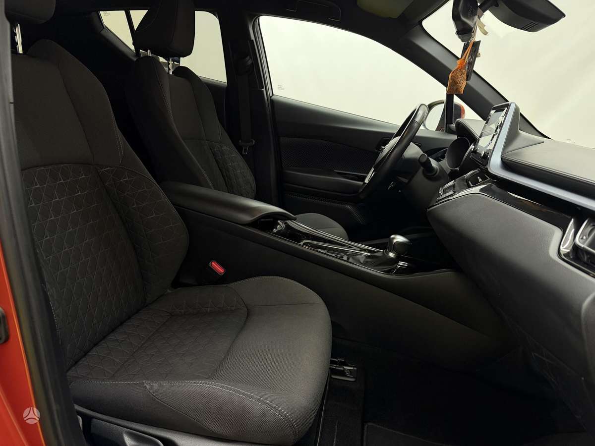Toyota C-HR, 1.8 l., Внедорожник / Кроссовер