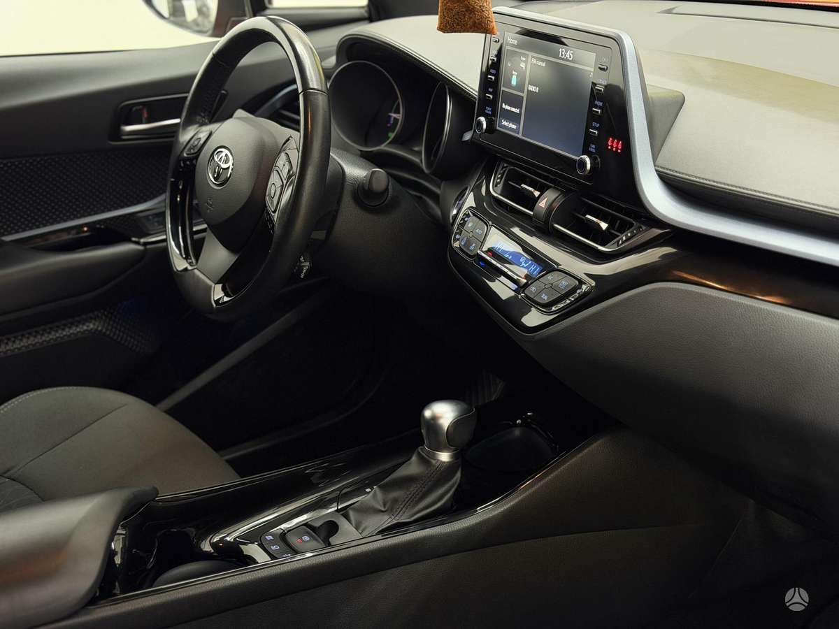 Toyota C-HR, 1.8 l., Внедорожник / Кроссовер