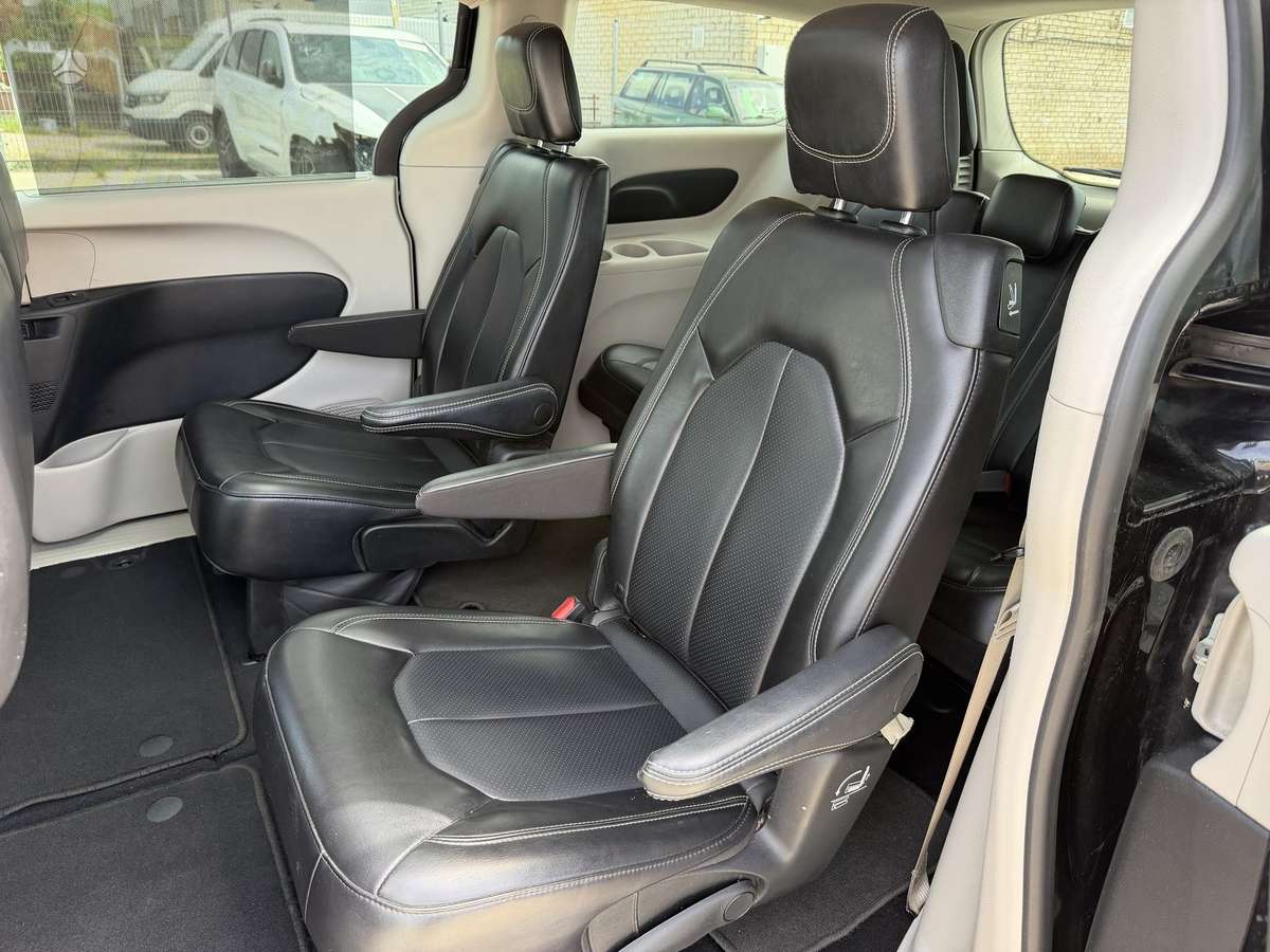 Chrysler Pacifica, 3.6 l., off-road / crossover