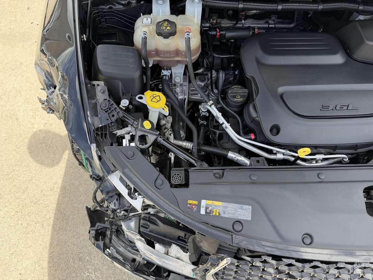 Chrysler Pacifica, 3.6 l., off-road / crossover