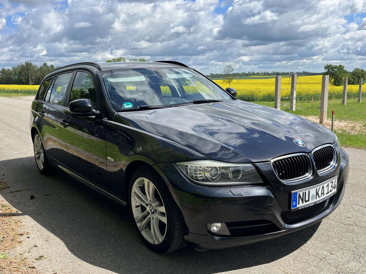 BMW 320, universalas