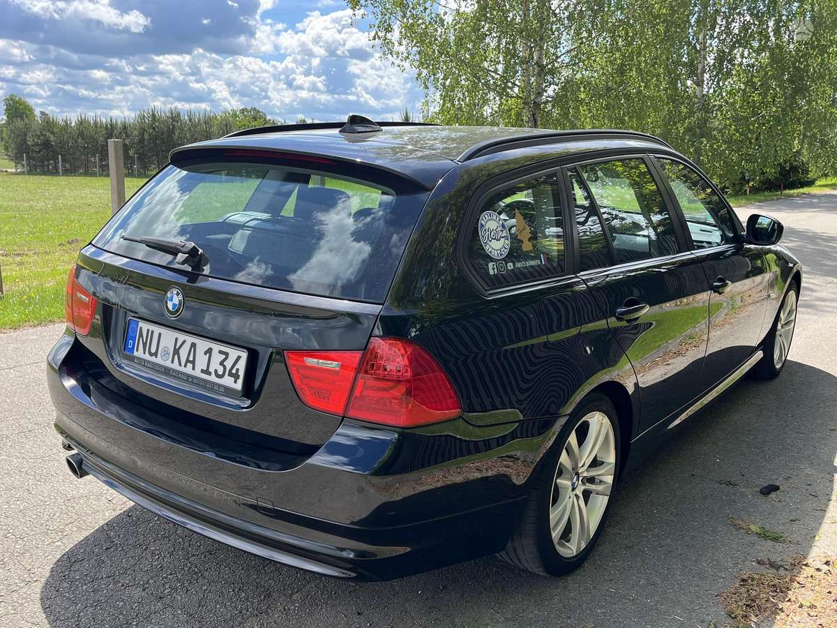 BMW 320, universalas