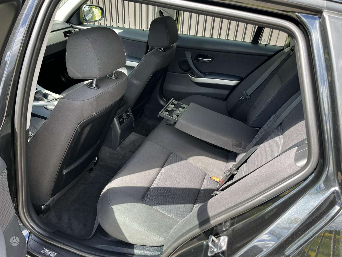 BMW 320, universalas