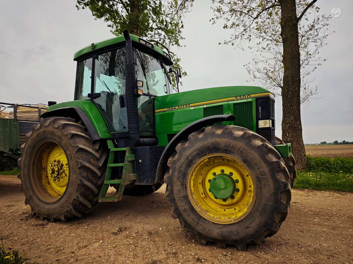 John Deere 7700, traktori