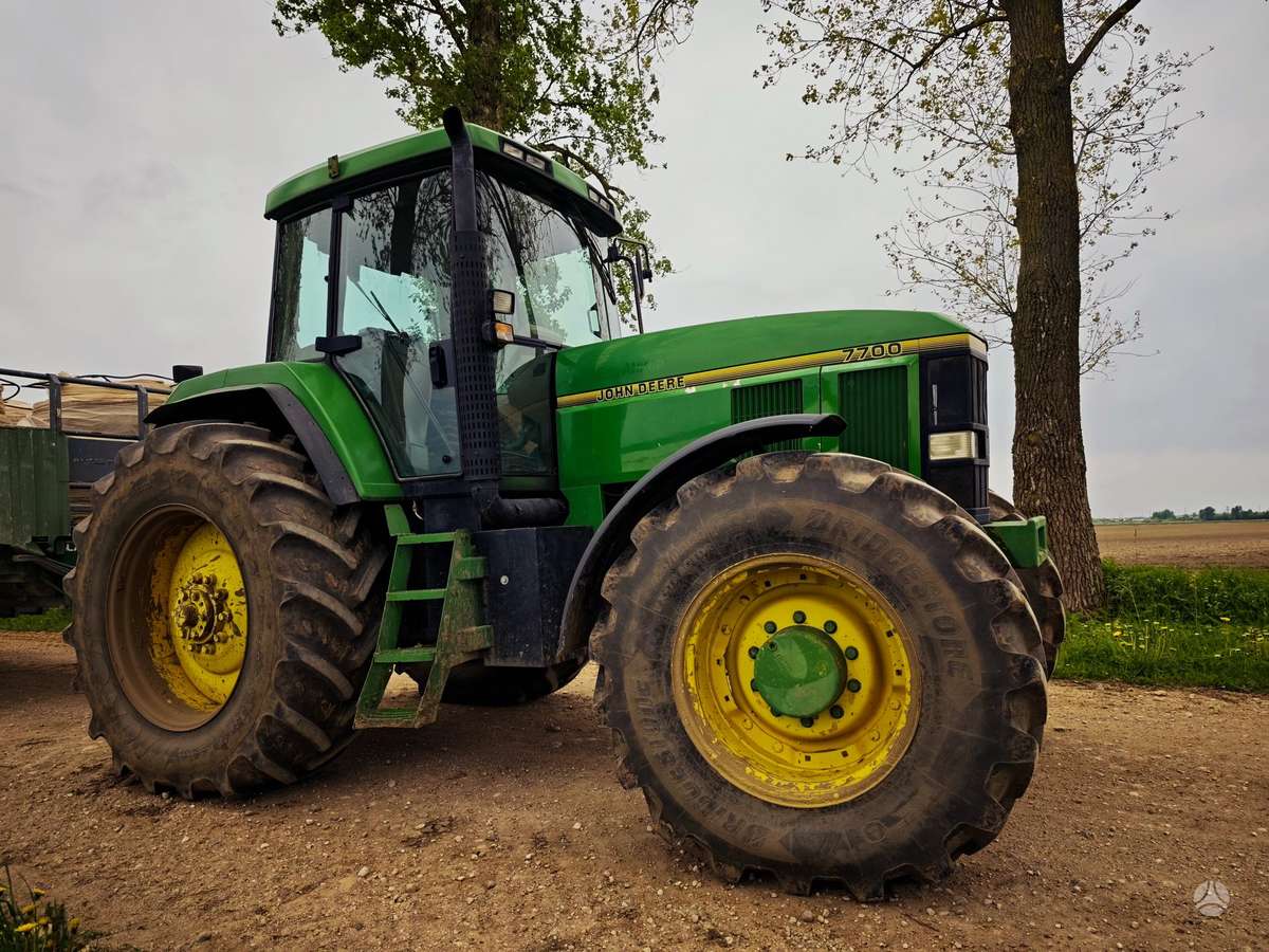 John Deere 7700, traktoriai