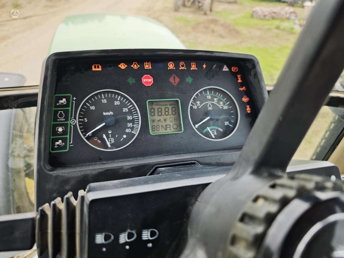John Deere 7700, traktoriai