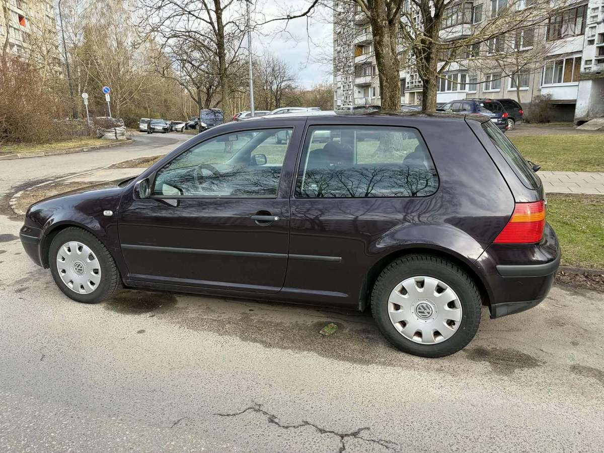 Volkswagen Golf, Седан
