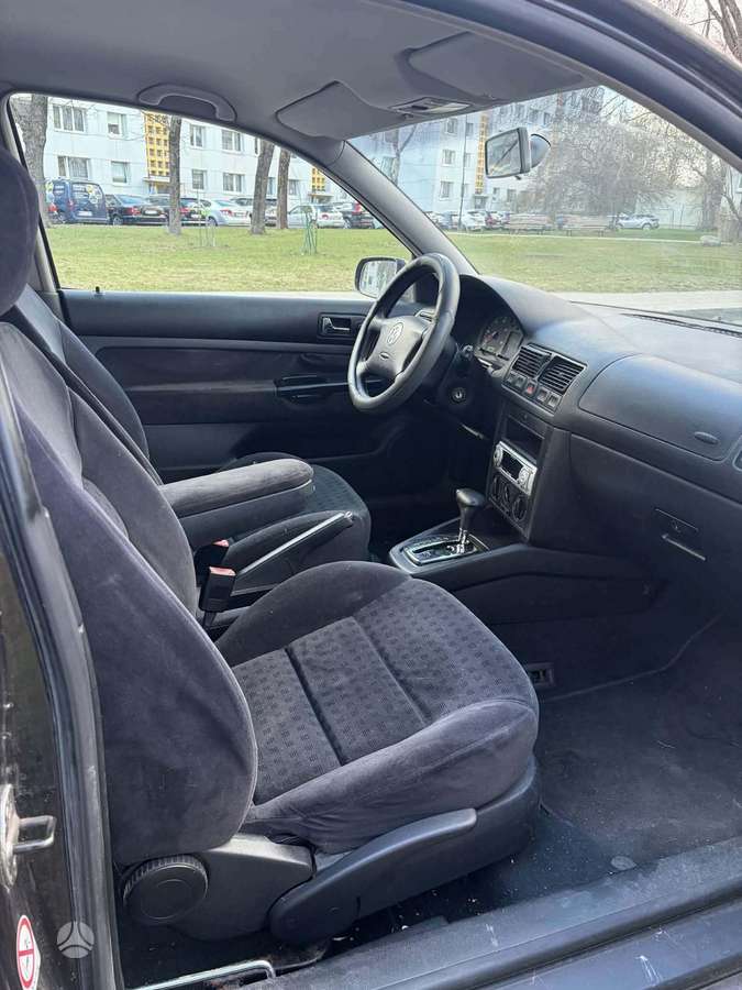 Volkswagen Golf, Седан