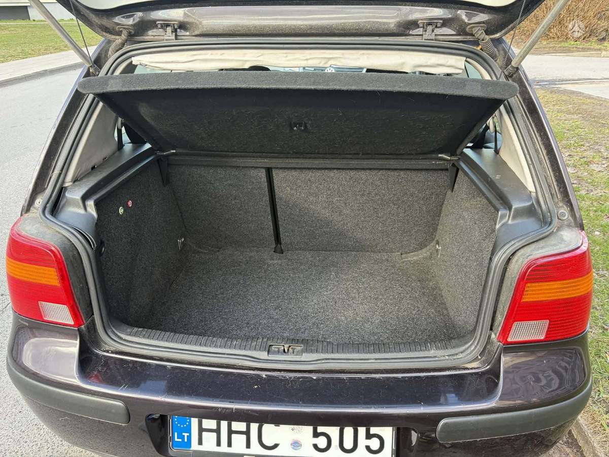 Volkswagen Golf, Седан