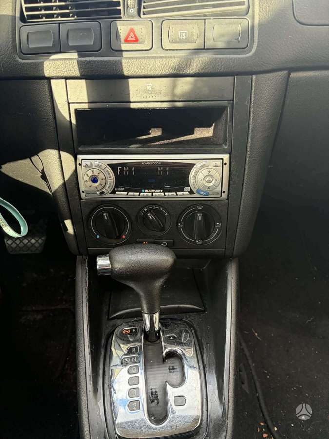 Volkswagen Golf, Седан