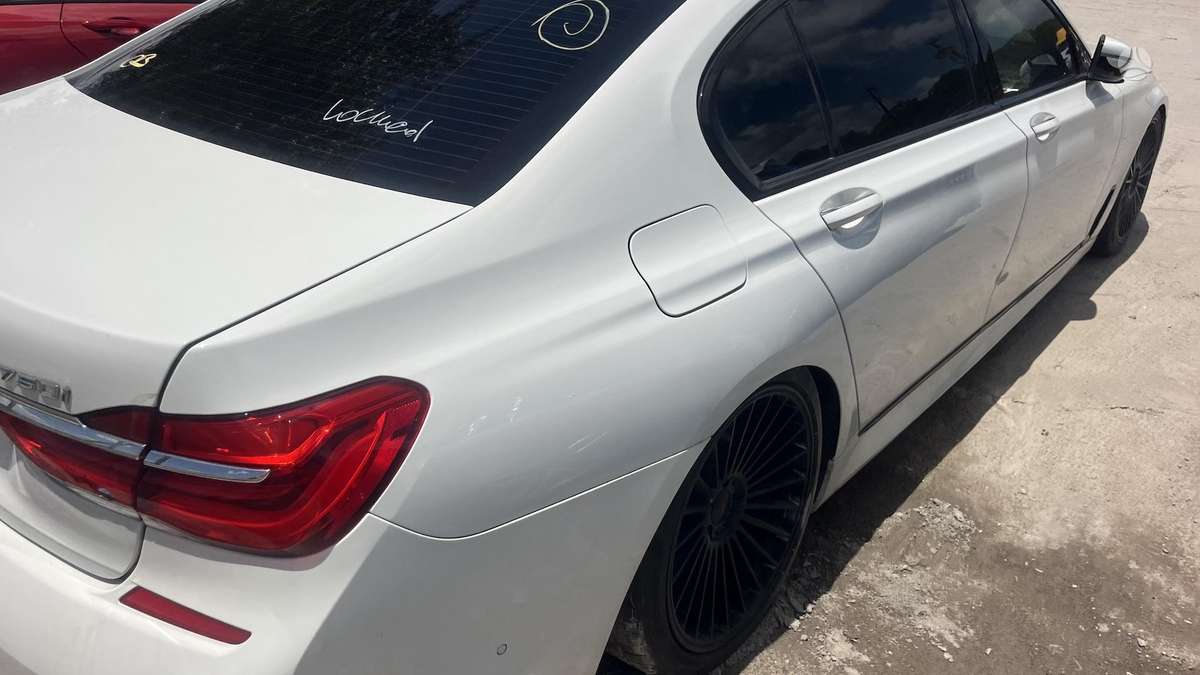 BMW 750, 4.4 l., Седан