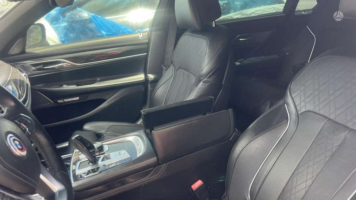 BMW 750, 4.4 l., Седан