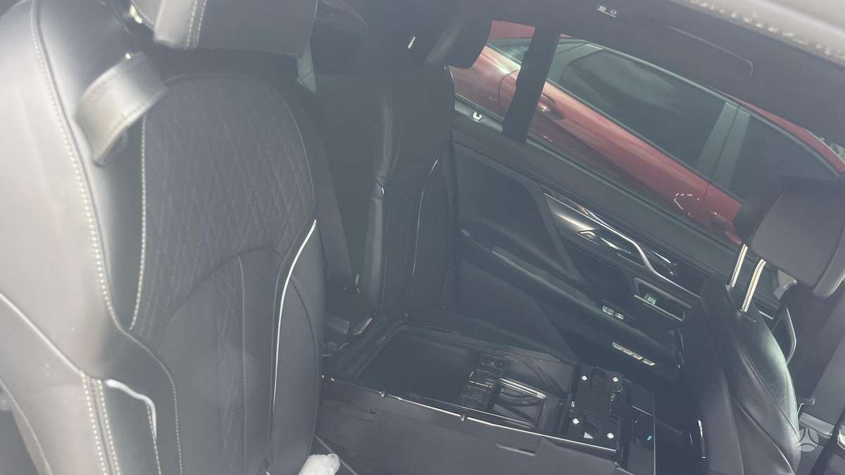 BMW 750, 4.4 l., Седан