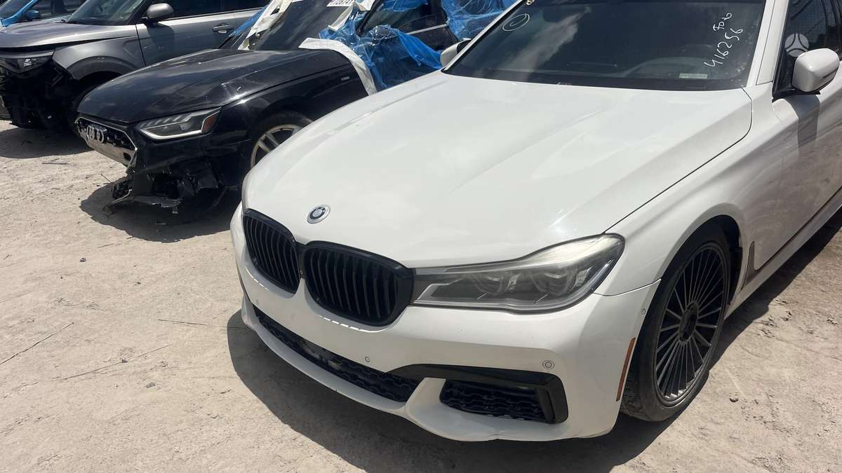 BMW 750, 4.4 l., Седан