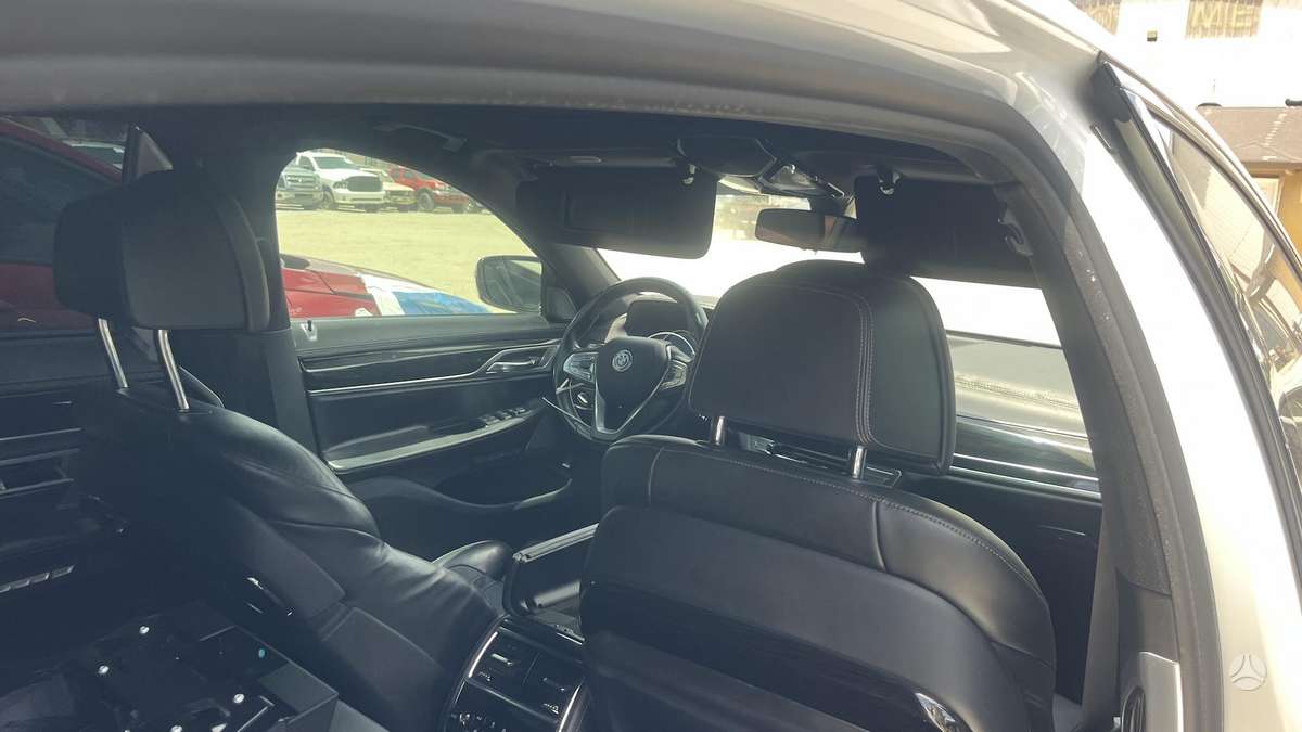 BMW 750, 4.4 l., Седан