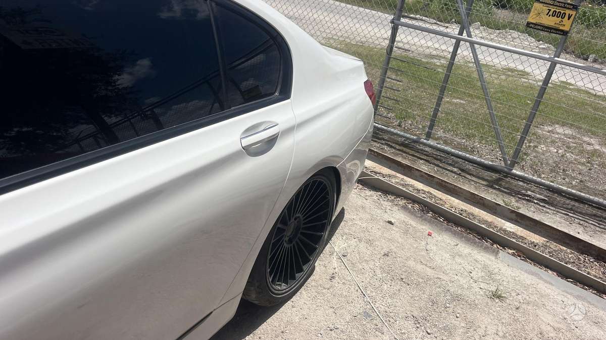BMW 750, 4.4 l., Седан