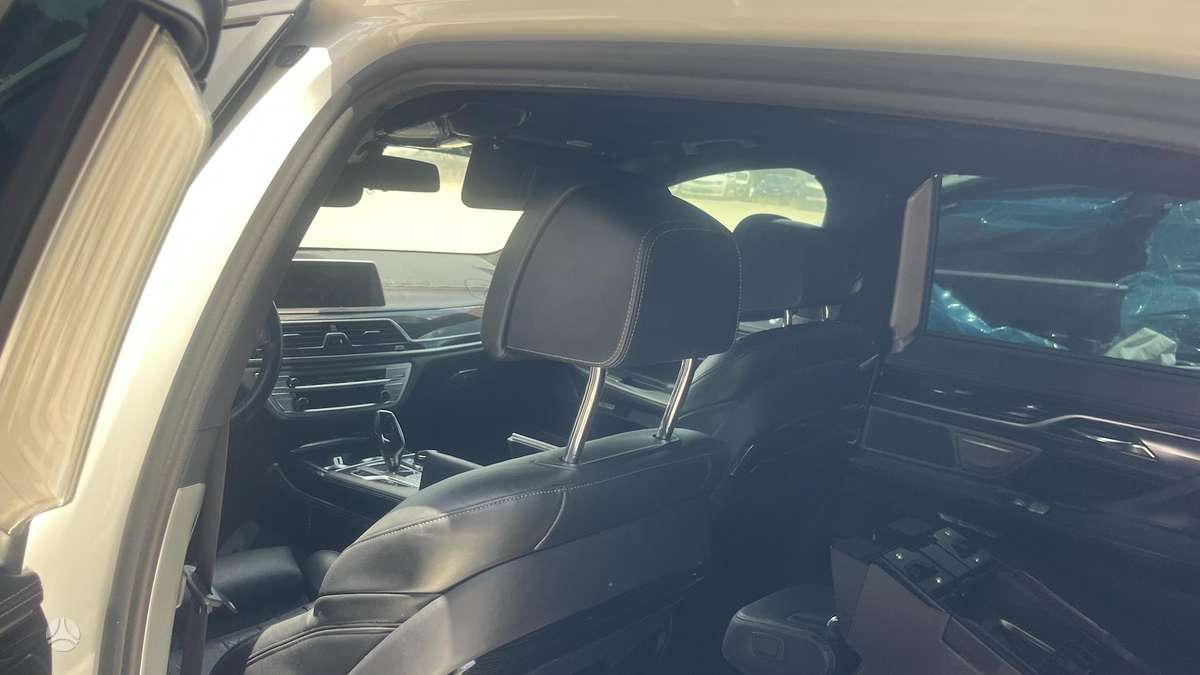 BMW 750, 4.4 l., Седан