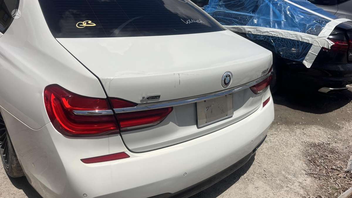 BMW 750, 4.4 l., Седан