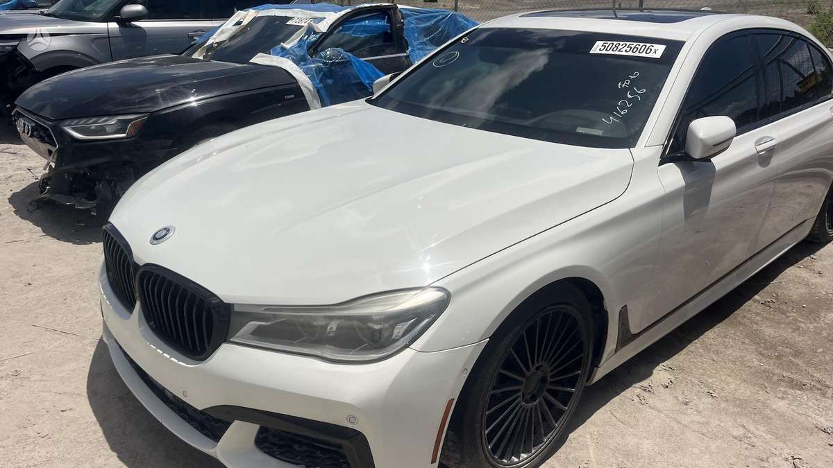 BMW 750, 4.4 l., Седан