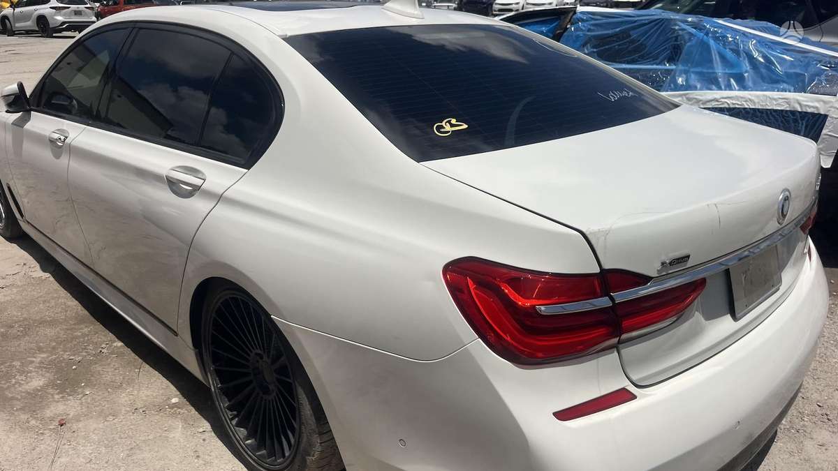 BMW 750, 4.4 l., Седан