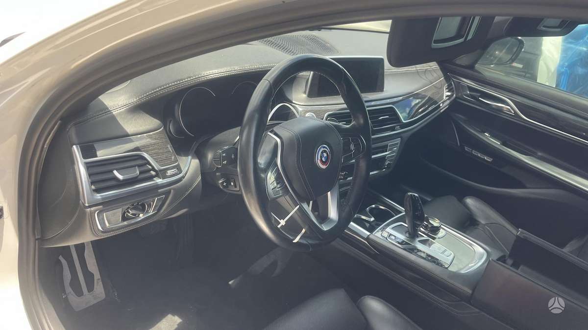 BMW 750, 4.4 l., Седан