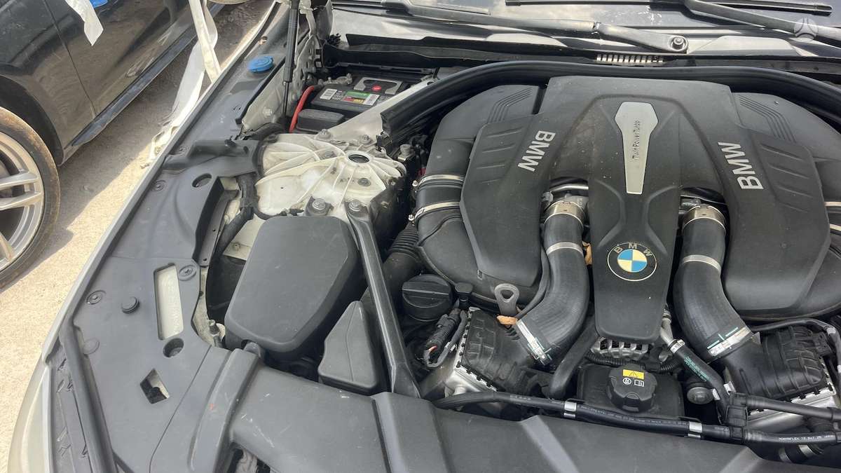 BMW 750, 4.4 l., Седан