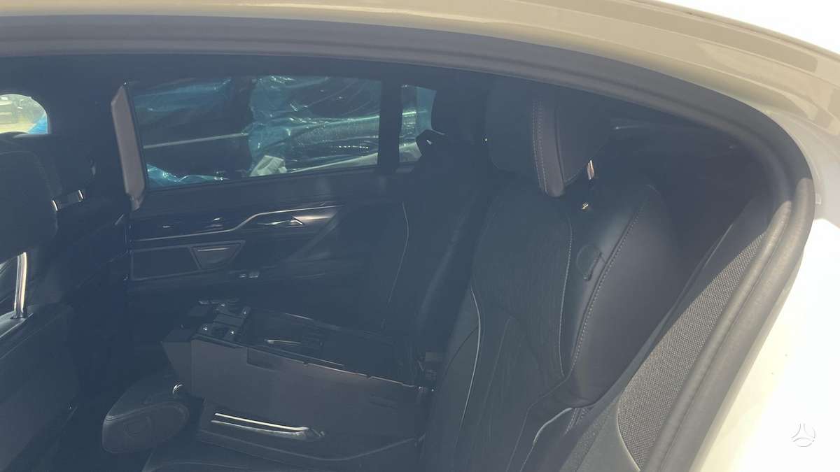 BMW 750, 4.4 l., Седан