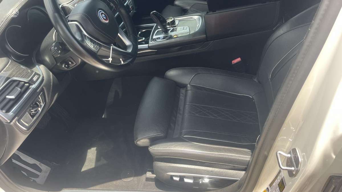 BMW 750, 4.4 l., Седан