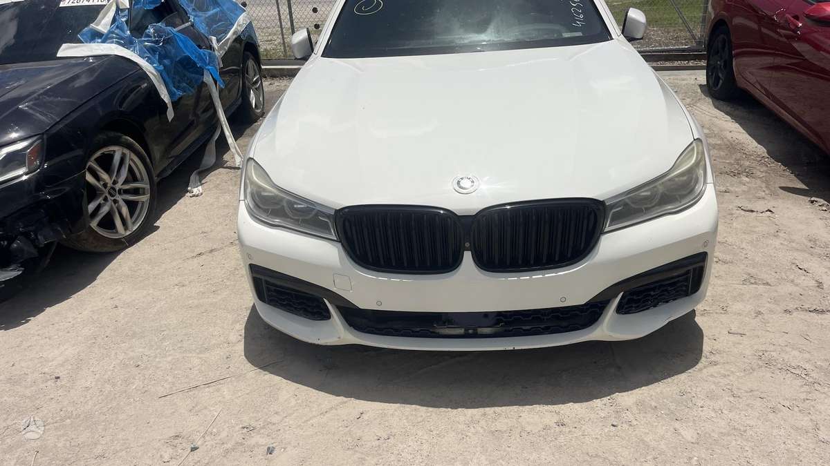 BMW 750, 4.4 l., Седан