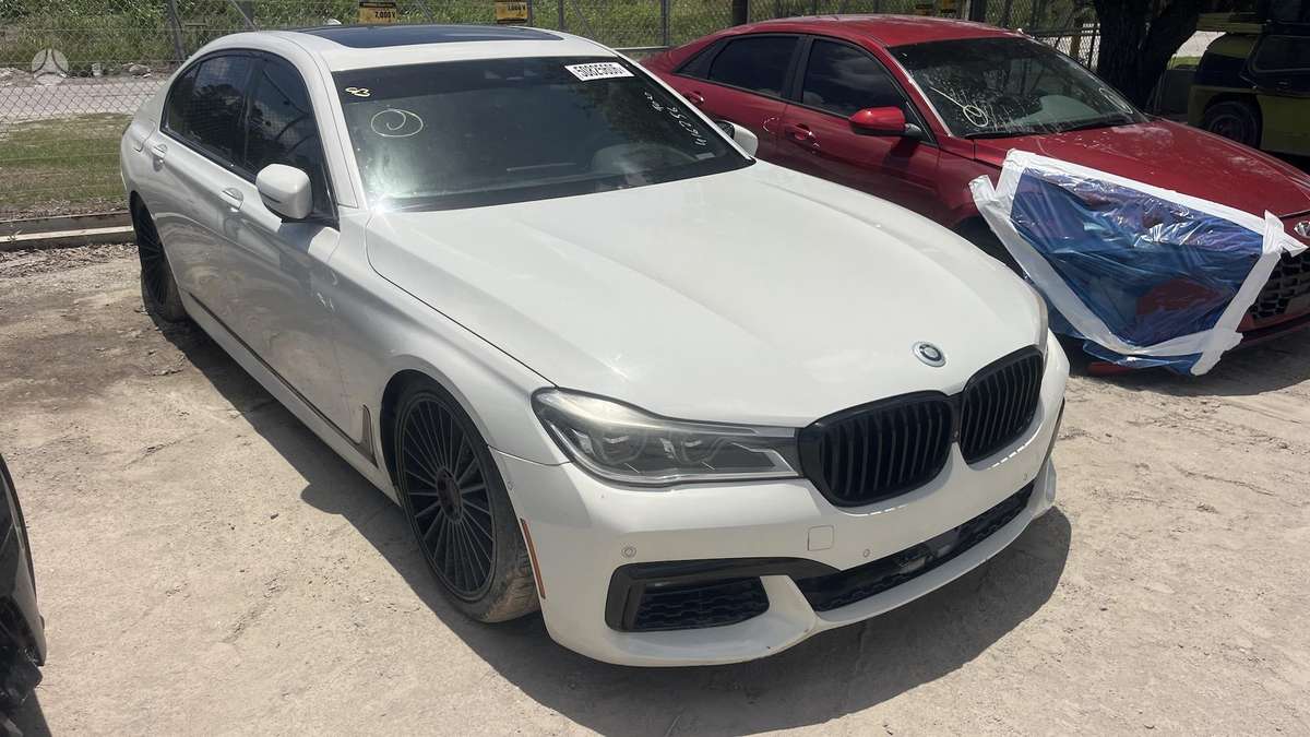 BMW 750, 4.4 l., Седан