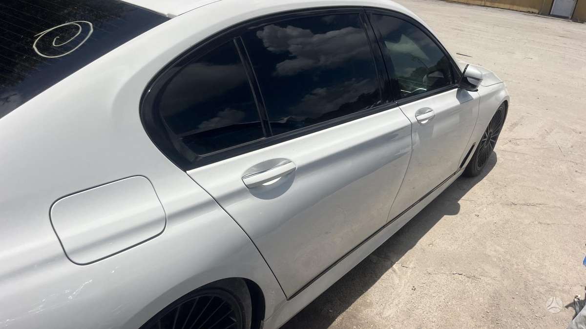 BMW 750, 4.4 l., Седан