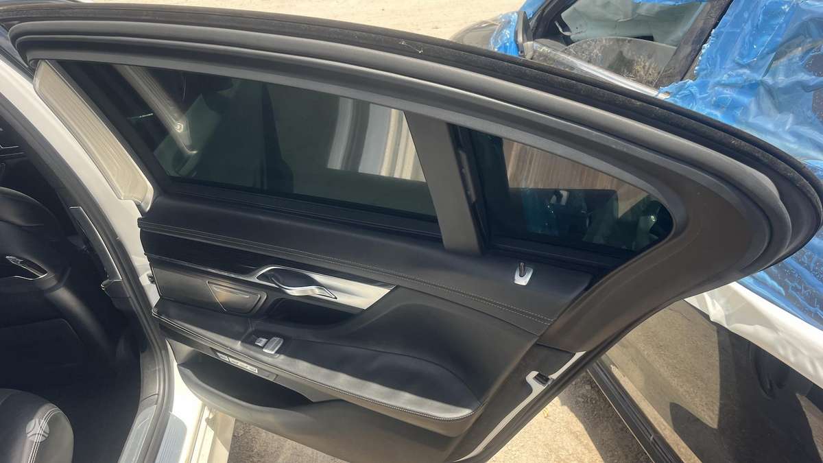 BMW 750, 4.4 l., Седан