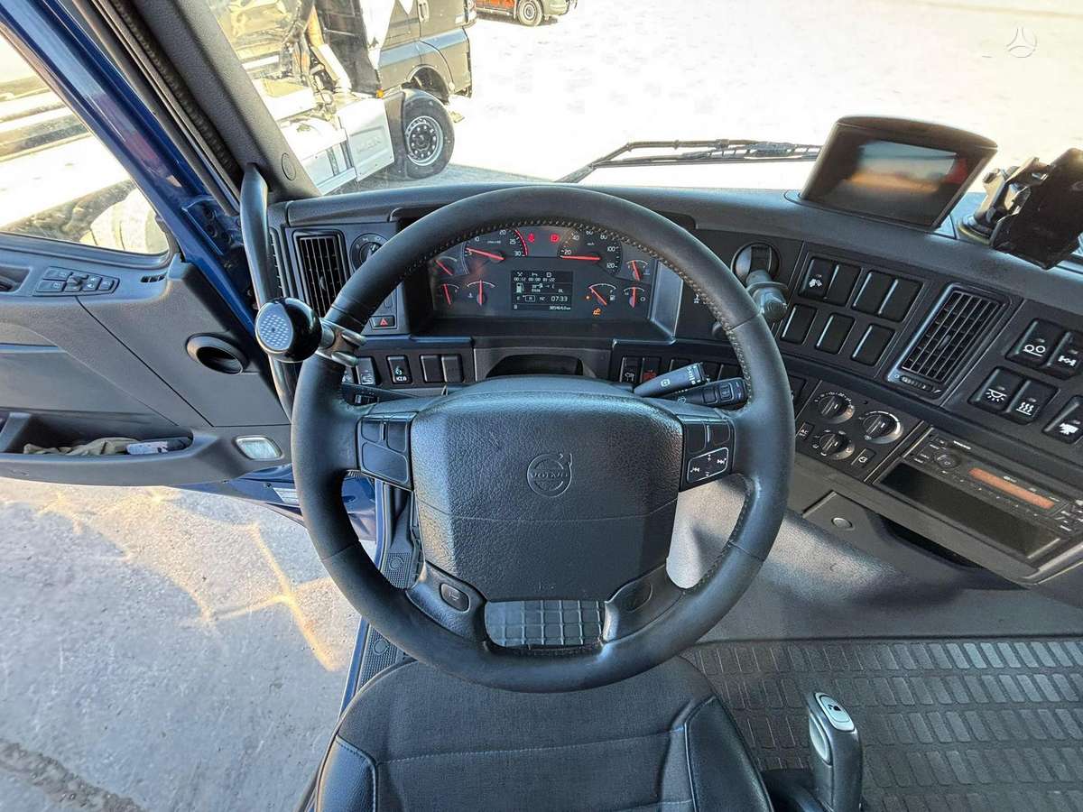 Volvo FH500 8x2, crane trucks