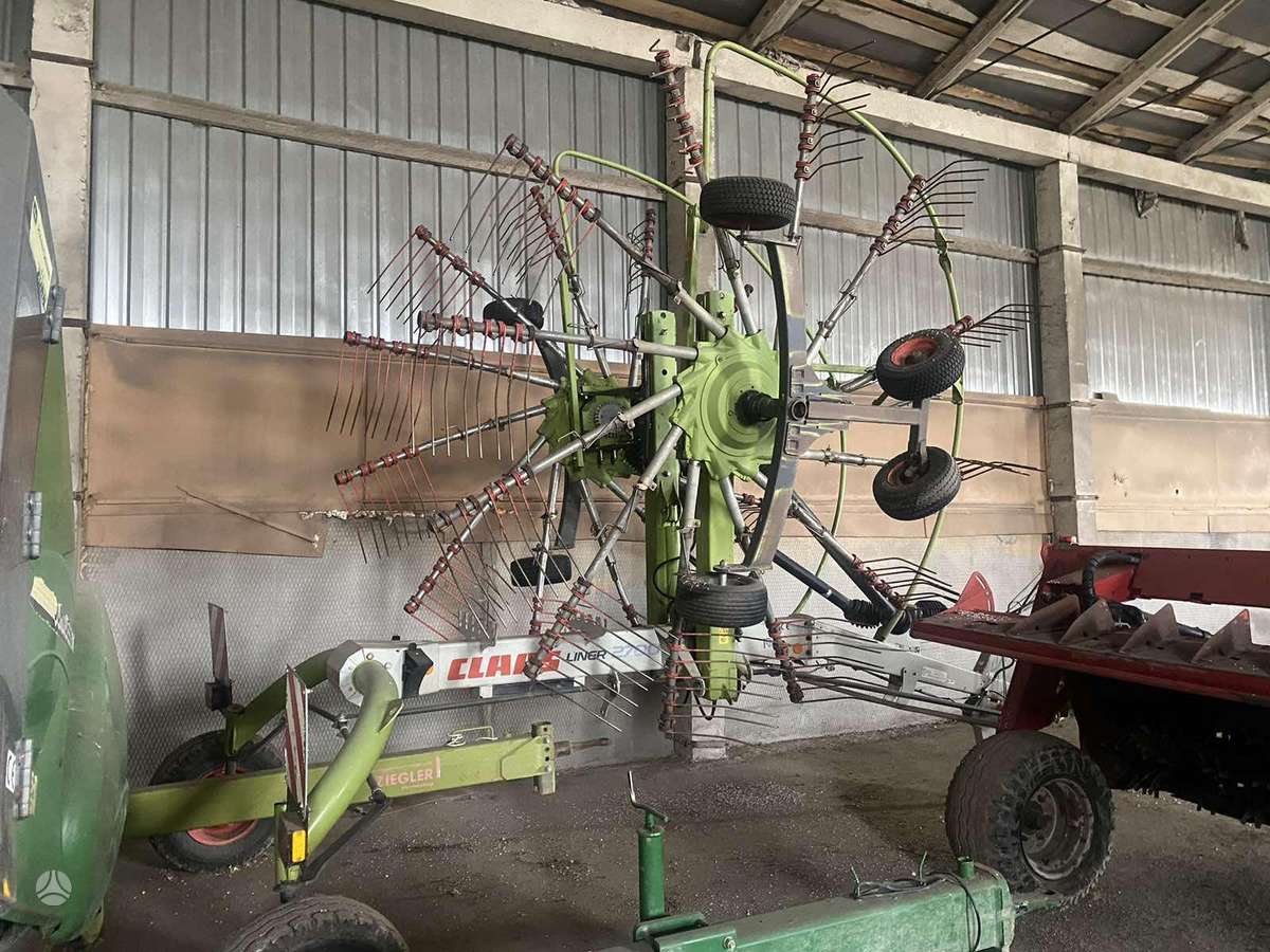 Claas Liner 2700, rakes