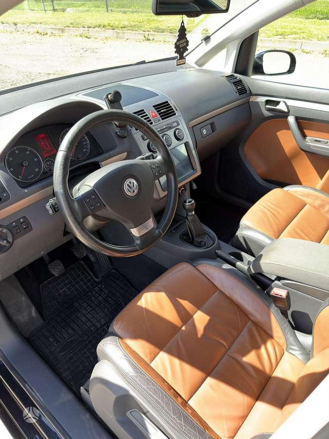 Volkswagen Touran - 10