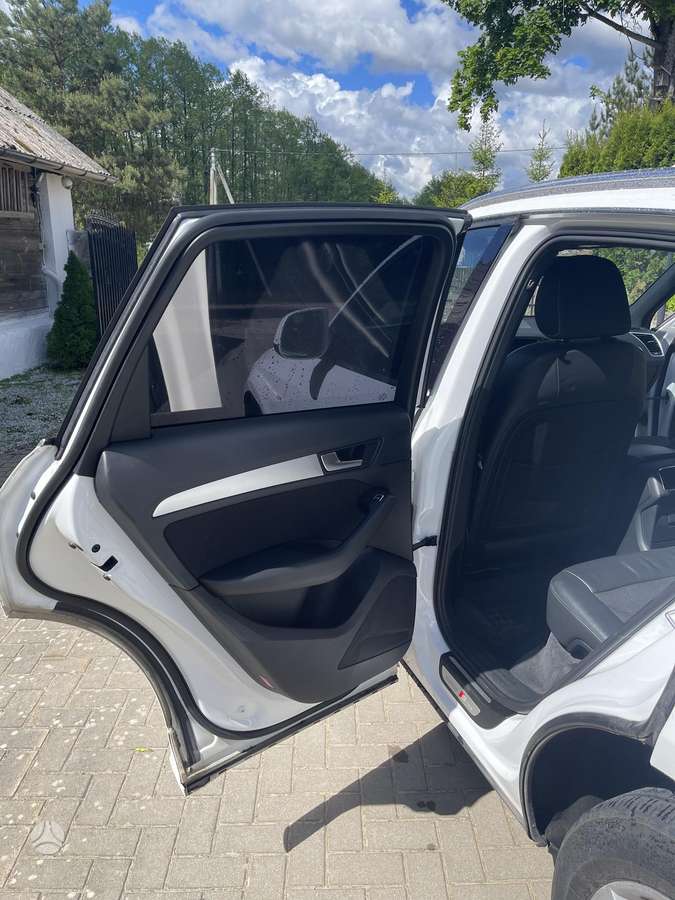 Audi Q5, 2.0 l., off-road / crossover